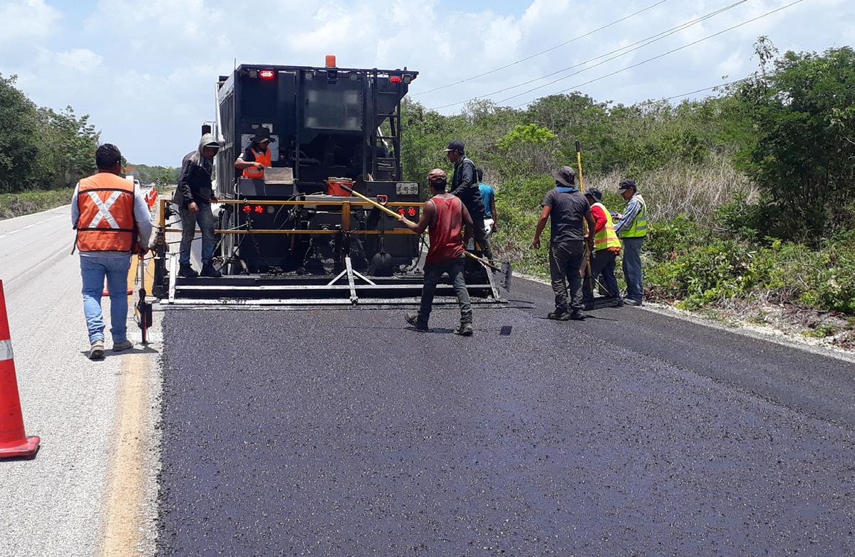 Carretera en Quintana Roo con microaglomerado con fibra de vidrio