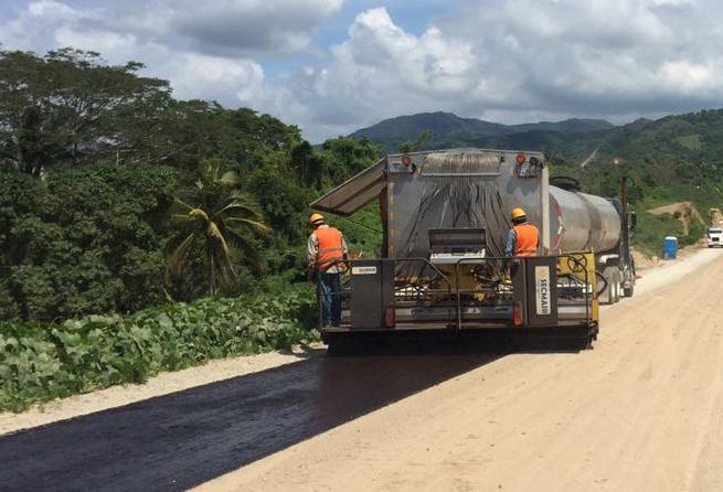 Equipo FiberMat aplicando emulsión y fibra de vidrio