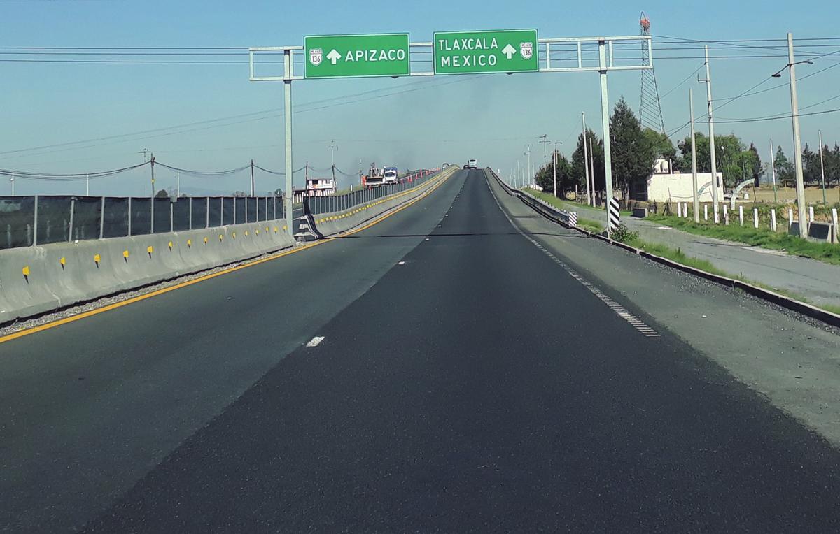 Autopista con microaglomerado de alta macrotextura terminado