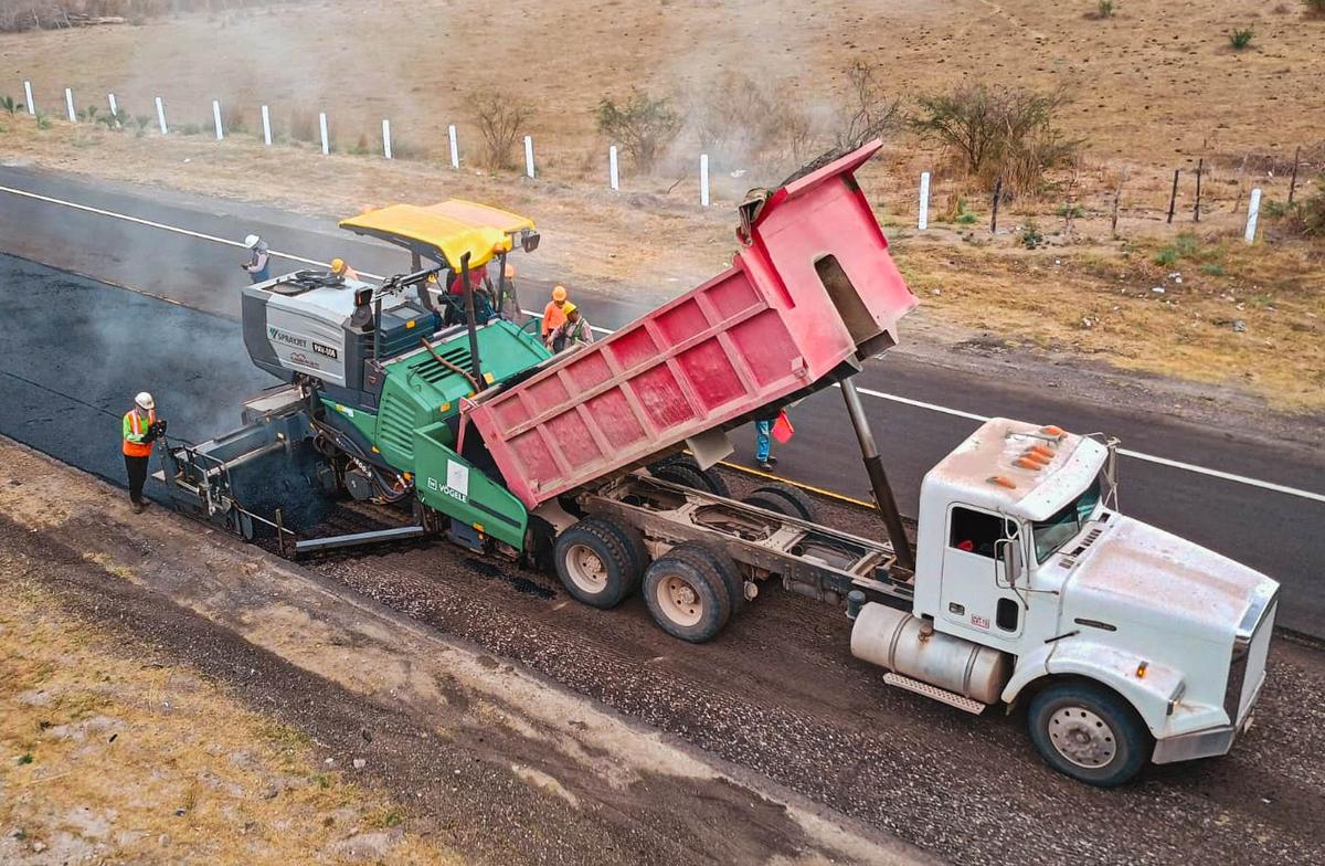 Tren de pavimentación con camión, extendedora y compactadores